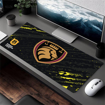 Alfombrilla Kings League - Móstoles - DJ Mario Gaming Mouse Pad XL 61x36cm. Impermeable con 3mm Base de Goma Antideslizante, Special-Textured Superficie para Ordenador, PC y Laptop.