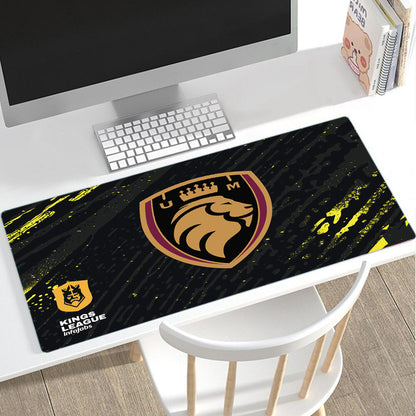 Alfombrilla Kings League - Móstoles - DJ Mario Gaming Mouse Pad XL 61x36cm. Impermeable con 3mm Base de Goma Antideslizante, Special-Textured Superficie para Ordenador, PC y Laptop.