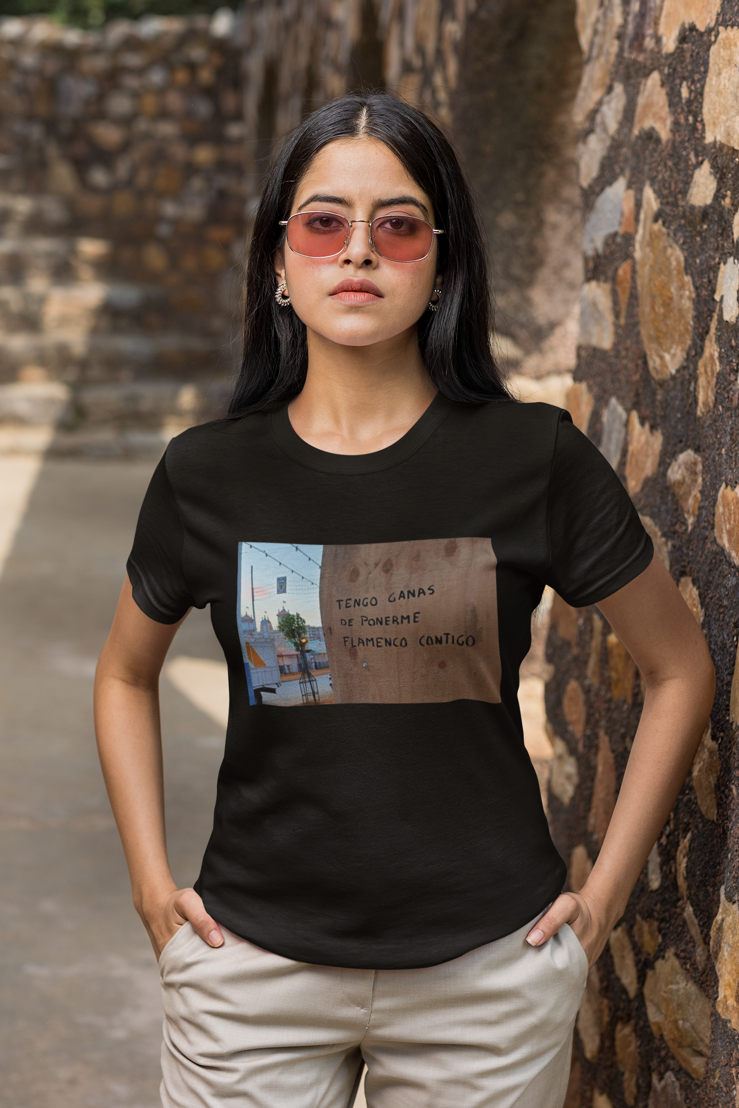 Camiseta Frases Andaluzas unisex - Flamenco contigo - 100% algodón. Regalo ideal para todas y todos los andaluces orgullosos de sus raíces.