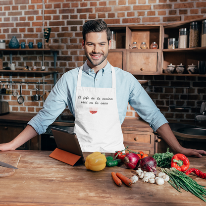 Delantal de cocina "El Jefe de la cocina está en la casa". Blanco. Envío gratis a Península.